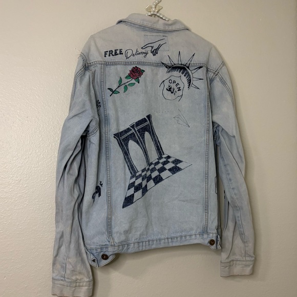 Brooklyn Cloth Women Light Wash Denim Graffiti Art Jean Jacket - Picture 10 of 10